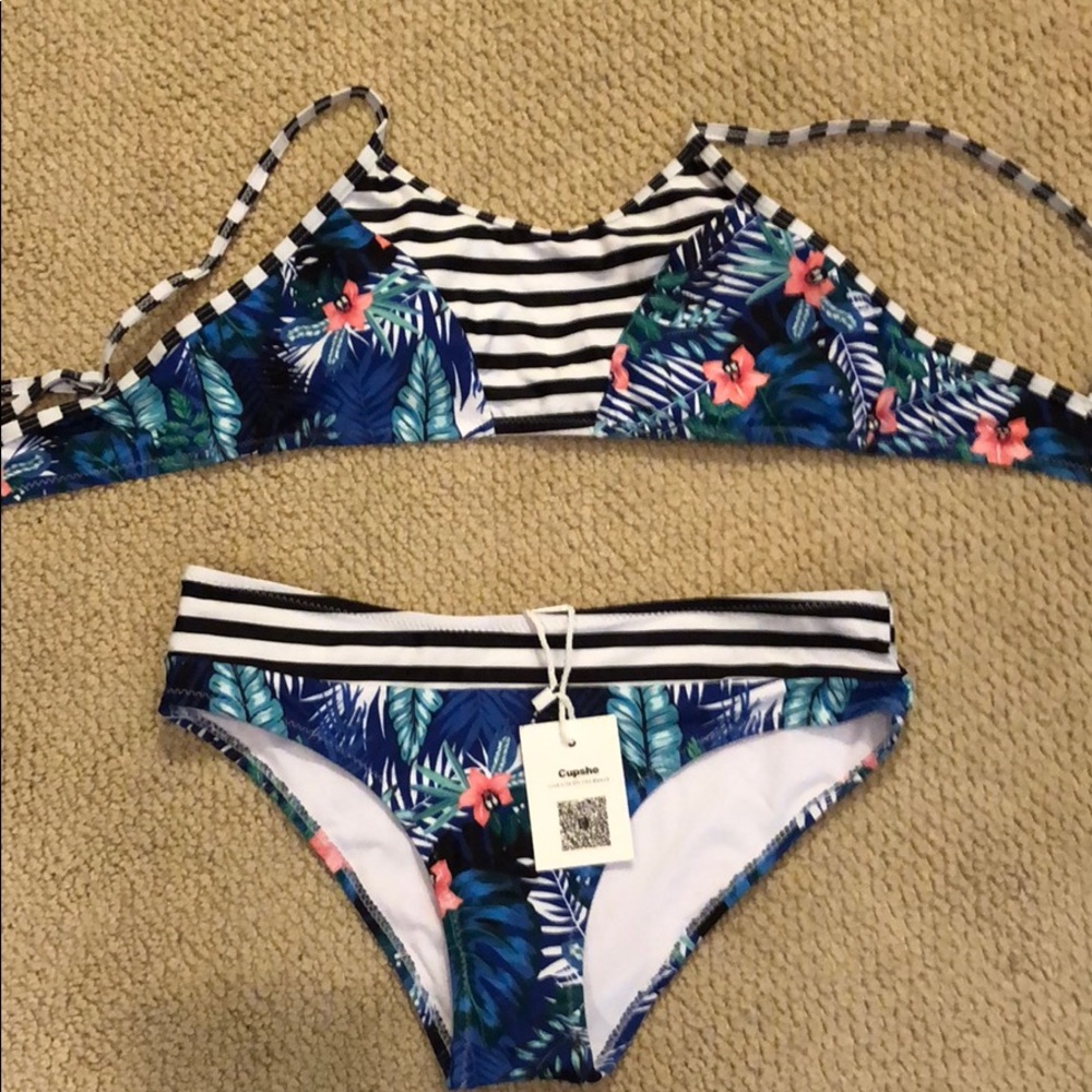 Cupshe bikini NWT. Hawaiian print. Small